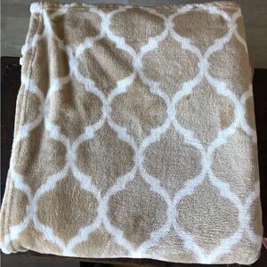 Barely used Madison park soft plush throw/blanket